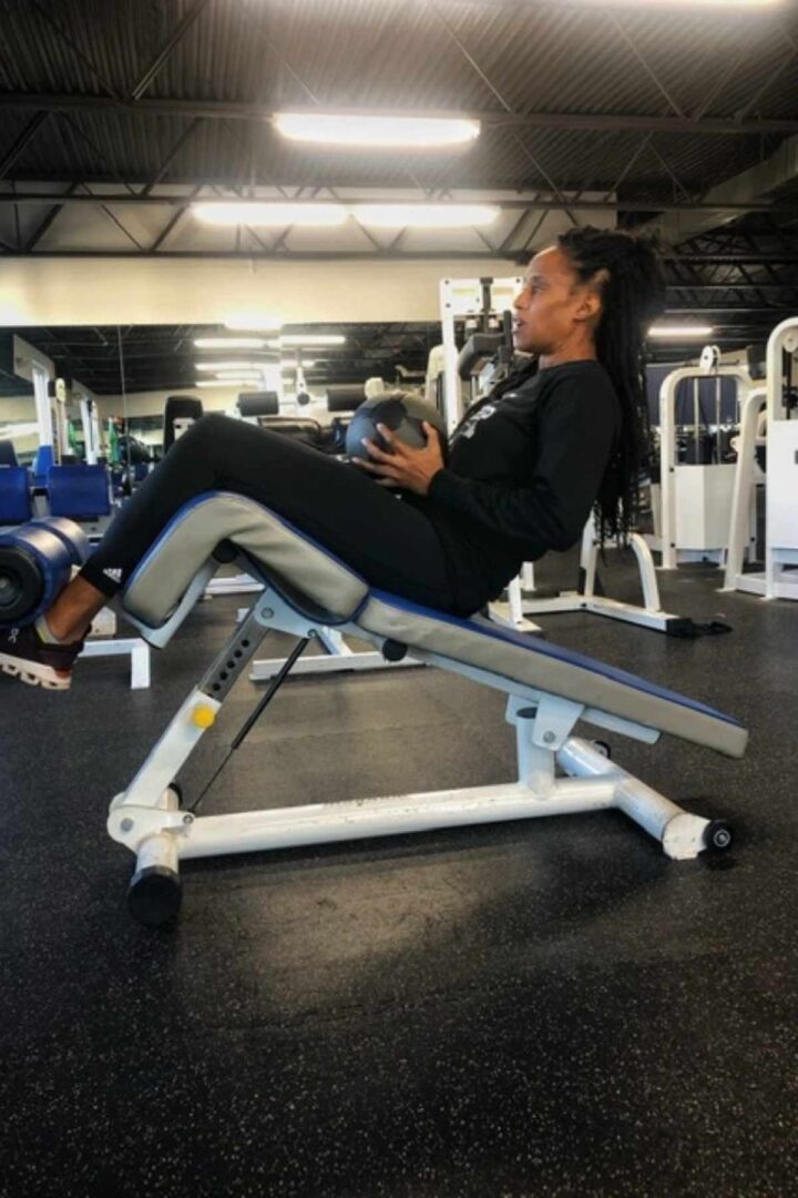 woman doing decline ab bench exercises in the gym