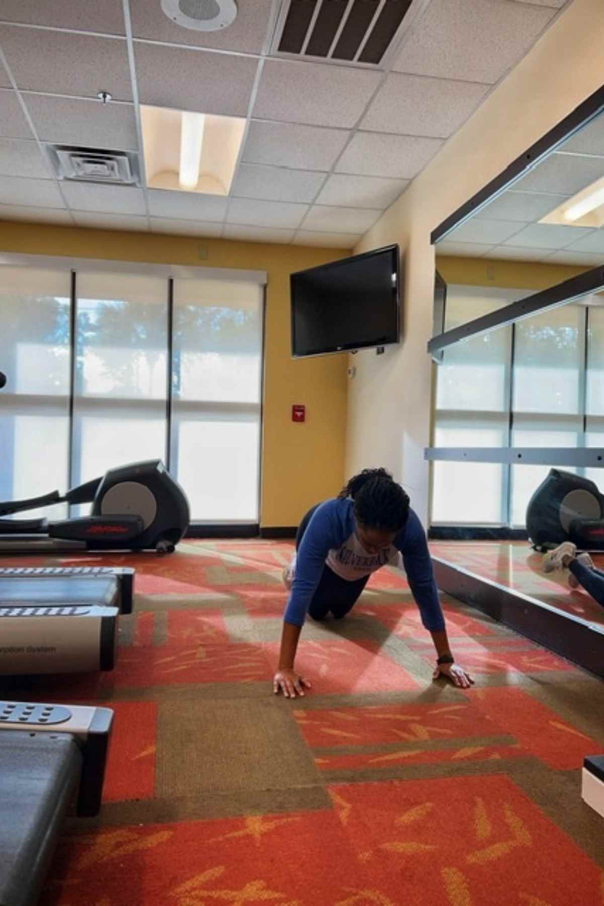 woman doing push ups in the gym