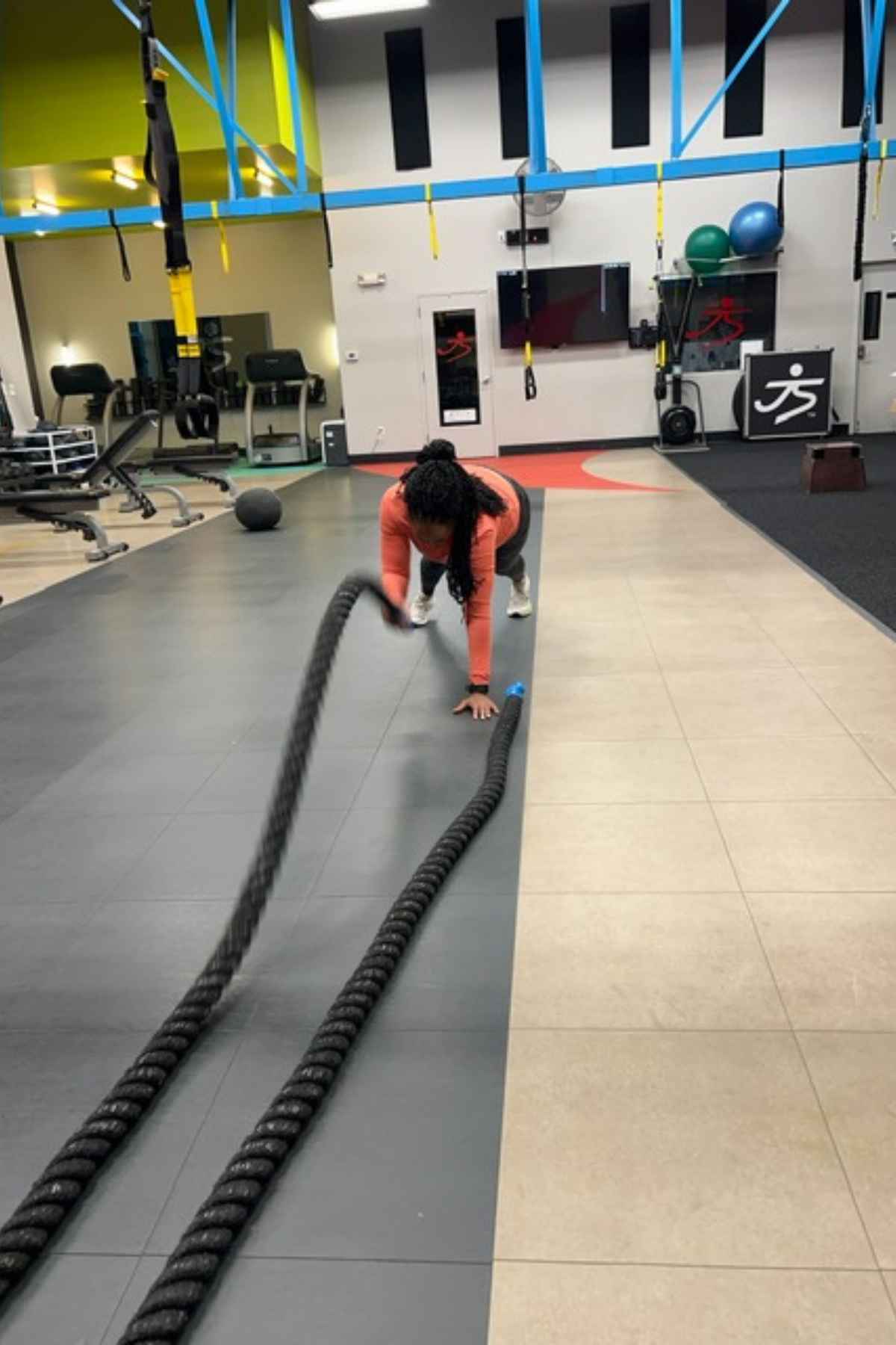 HIIT battlerope workout Plank with battle rope wave