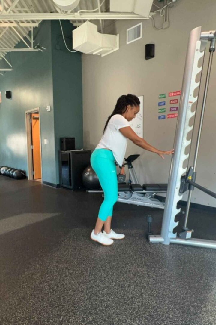 woman doing single leg deadlifts