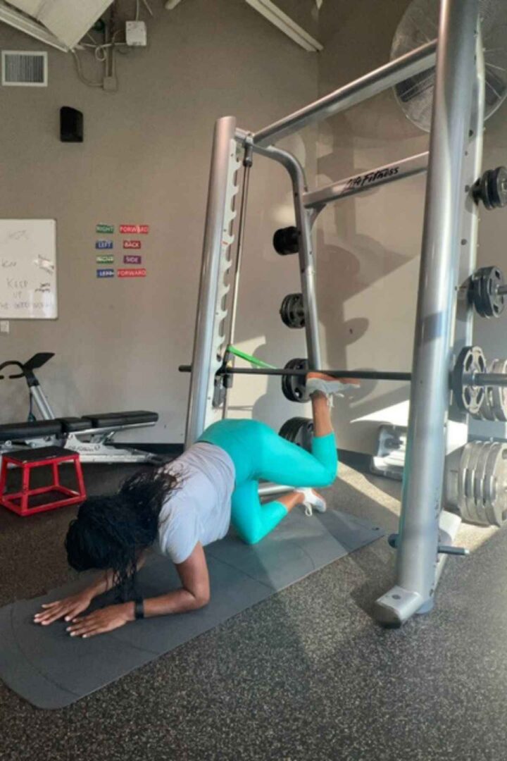 smith machine kick back single leg exercise